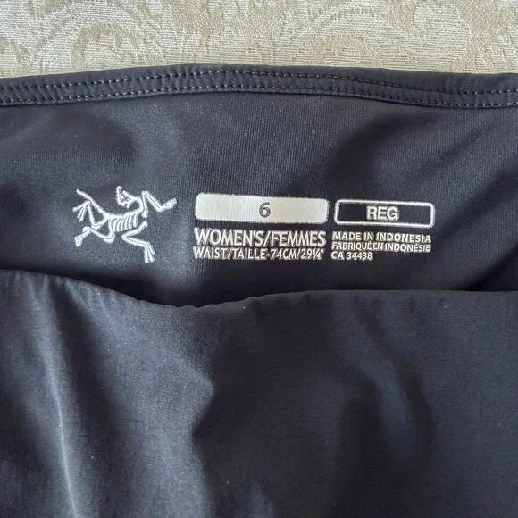 ARC'TERYX Black Sabria short womens Indonesia  2 zip pockets - 6 reg - Picture 3 of 6